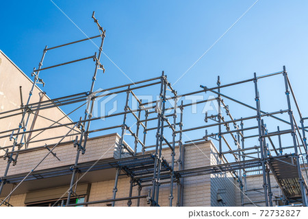 New construction work: Intricately assembled scaffolding 72732827