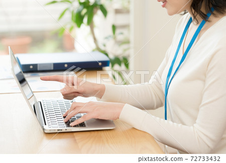 一名年輕女子走向一台電腦 一名年輕女子走向一台電腦 72733432