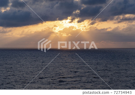 從日本海的船上取下的朝日光幕 從日本海的船上取下的朝日光幕 72734943