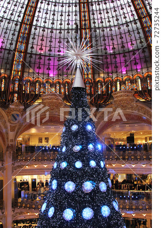 Christmas tree at Galeries Lafayette in Paris, France Christmas tree at Galeries Lafayette in Paris, France 72735244