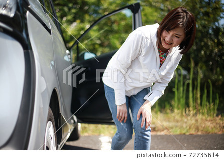 一個撞到車上的女人 72735614