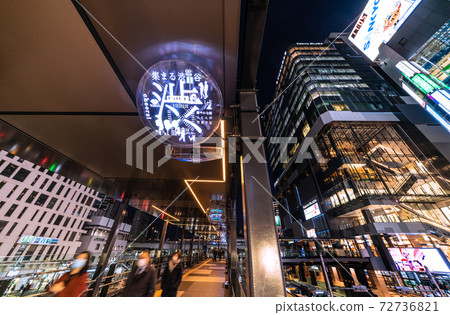 Tokyo cityscape in Japan: The aerial corridor that appeared at the west exit of Shibuya Station and the futuristic "3D aerial signage" 72736821