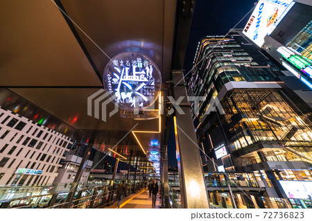 Tokyo cityscape in Japan: The aerial corridor that appeared at the west exit of Shibuya Station and the futuristic "3D aerial signage" 72736823