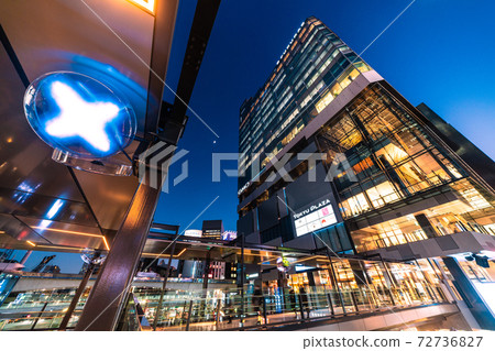 日本東京城市景觀：在澀谷站西口出現的空中走廊和未來派的“ 3D空中標牌” 72736827