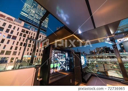 日本東京城市景觀：在澀谷站西口出現的空中走廊和未來派的“ 3D空中標牌” 72736965