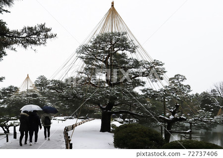 Snow Kenrokuen (Kanazawa City, Ishikawa Prefecture) 72737406