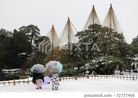 Snow Kenrokuen (Kanazawa City, Ishikawa Prefecture) 72737408