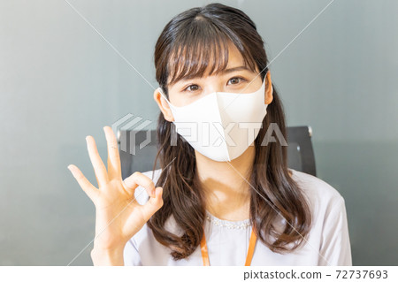 一名婦女確認可以戴口罩 72737693