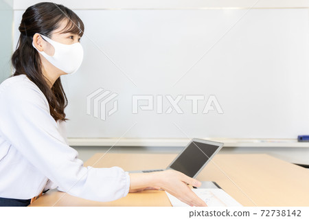 A woman wearing a mask explaining the materials 72738142