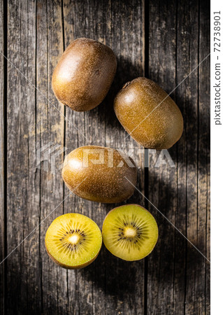 Halved ripe yellow kiwi fruit. Halved ripe yellow kiwi fruit. 72738901