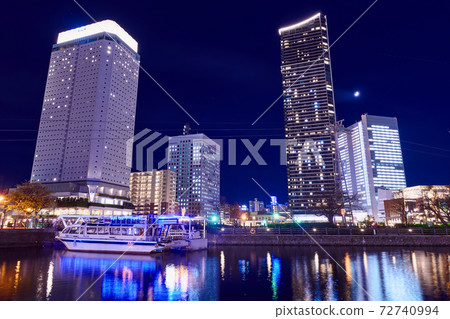 Night view of the Minato Mirai Canal in Yokohama Night view of the Minato Mirai Canal in Yokohama 72740994