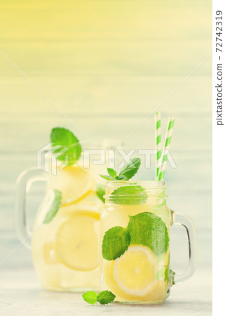Lemon and mint homemade lemonade 72742319