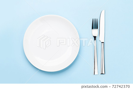 Empty plate, fork and knife 72742370
