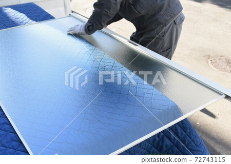 Security window glass installation work Security window glass installation work 72743115