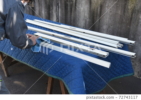 Security window glass installation work Security window glass installation work 72743117