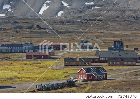 The small town of Ny Alesund in Svalbard, a Norwegian archipelago between Norway and the North Pole. This is the most northerly civilian settlement in the world and has 16 permanent research stations 72743376