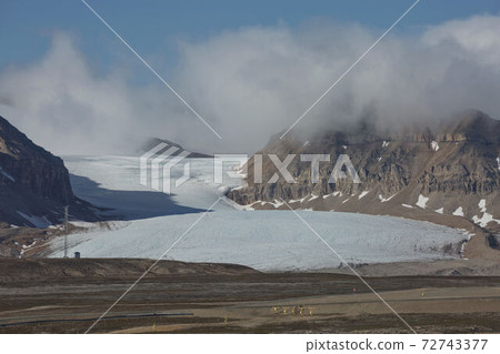 Mountains, glaciers and coastline landscape close to a village called Ny-Alesund located at 79 degree North on Spitsbergen 72743377