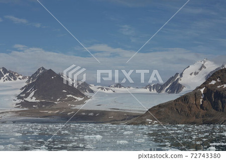 Mountains, glaciers and coastline landscape close to a village called Ny-Alesund located at 79 degree North on Spitsbergen 72743380