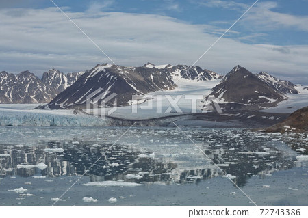 Mountains, glaciers and coastline landscape close to a village called Ny-Alesund located at 79 degree North on Spitsbergen 72743386