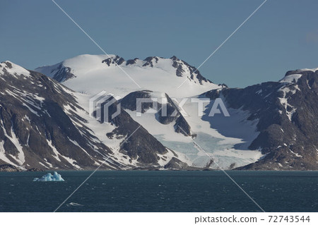 The coastline and mountains of Liefdefjord in the Svalbard Islands (Spitzbergen) in the high Arctic 72743544