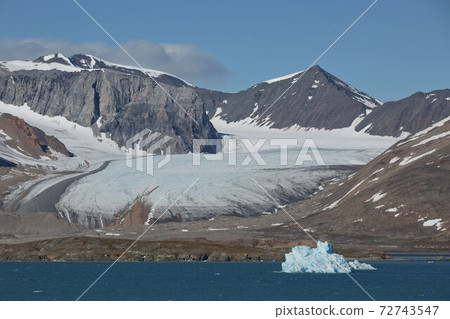 The coastline and mountains of Liefdefjord in the Svalbard Islands (Spitzbergen) in the high Arctic 72743547