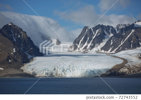 The coastline and mountains of Liefdefjord in the Svalbard Islands (Spitzbergen) in the high Arctic 72743552