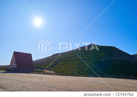 View the direction of Mt. Fujimidake with climbers from the Norikura summit (Tatamidaira) bus terminal in Takayama City, Gifu Prefecture 72743762