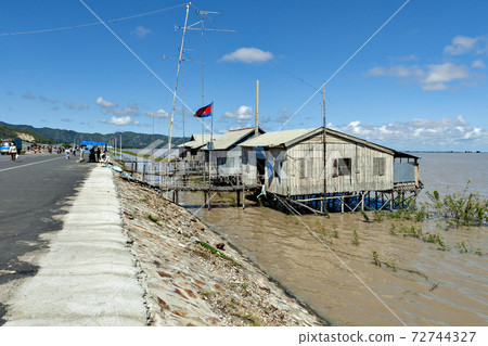 The border of the road connecting Vietnam and Cambodia 72744327