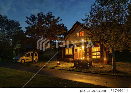 Evening bonfire and mountain lodge Evening bonfire and mountain lodge 72744644