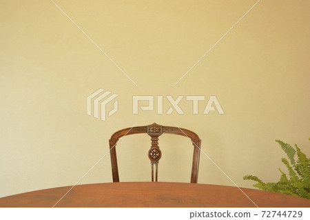 桃花心木椅子和橢圓形桌子/胡桃木,英國古董家具(柔焦) 桃花心木椅子和橢圓形桌子/胡桃木,英國古董家具(柔焦) 72744729