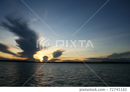 亞馬遜日落和Irido雲巴西 亞馬遜日落和Irido雲巴西 72745182