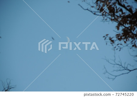 看起來像上帝住的山的月亮 看起來像上帝住的山的月亮 72745220