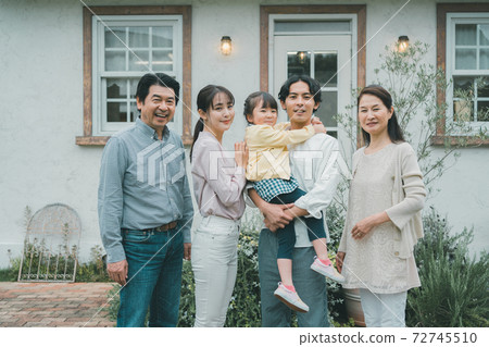 Three generations family 72745510