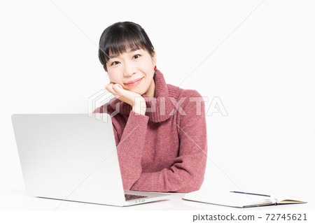 一個女人在筆記本電腦前的肘 一個女人在筆記本電腦前的肘 72745621