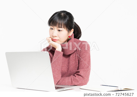 一個女人在筆記本電腦前的肘 一個女人在筆記本電腦前的肘 72745627