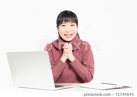 一個女人在使用便攜式計算機時做出請求的手勢 72745645