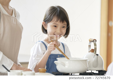 Girl cooking Girl cooking 72745670