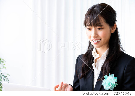 參加在線入學典禮的年輕婦女 72745743