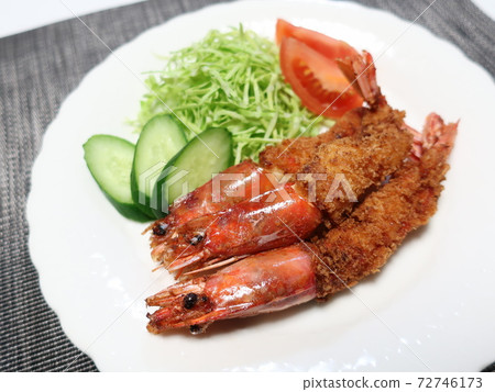 Delicious fried prawn 72746173