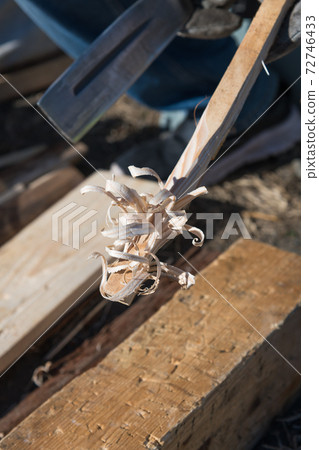[Make a feather stick with a hatchet] 72746433