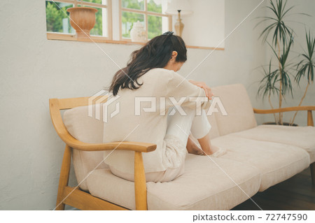Crouching middle-aged woman Crouching middle-aged woman 72747590