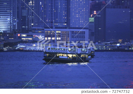 天星小輪在晚上航行香港維多利亞灣 天星小輪在晚上航行香港維多利亞灣 72747732