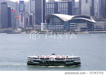 航行通過維多利亞海灣的星輪渡在香港 航行通過維多利亞海灣的星輪渡在香港 72747733