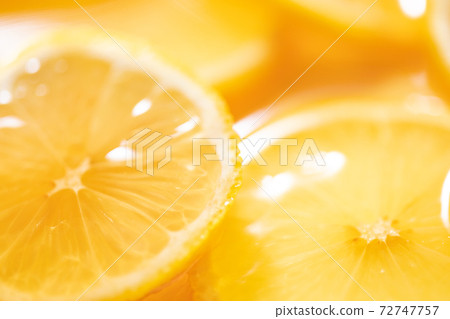 Place honey lemon on a plate 72747757