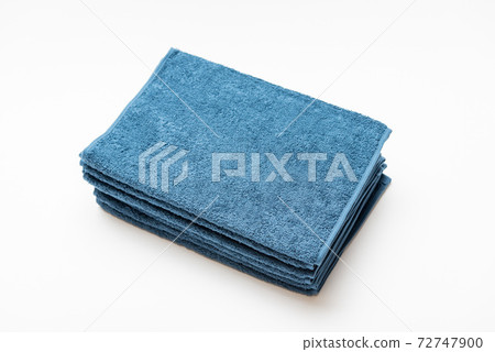 在白色背景上採取的藍色毛巾 在白色背景上採取的藍色毛巾 72747900