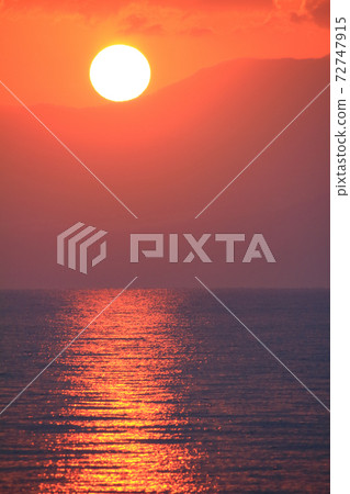 Asahi rising from the middle of Daisen, Tottori Prefecture (viewed from Mihonoseki Town, Shimane Prefecture on the opposite bank) Asahi rising from the middle of Daisen, Tottori Prefecture (viewed from Mihonoseki Town, Shimane Prefecture on the opposite bank) 72747915