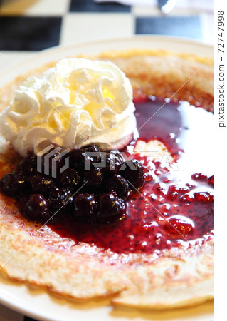 “ Panekuken”，一種荷蘭薄煎餅，像薄餅一樣薄而大 72747998