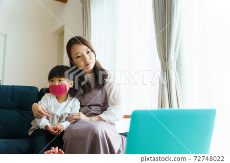 Online medical treatment image 72748022