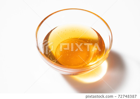 Honey syrup poured into a glass ball 72748387