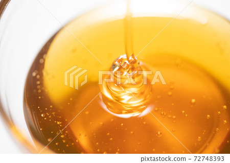 蜂蜜糖漿倒入玻璃碗照片素材 72748393